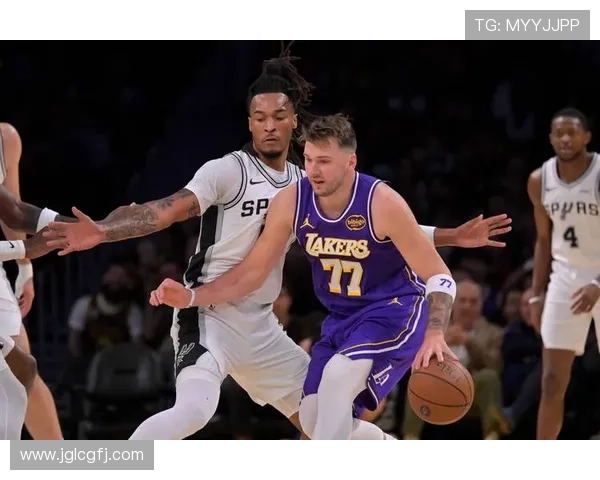 东契奇训练时单脚投三分球10米远险些命中引发里夫斯惊叹